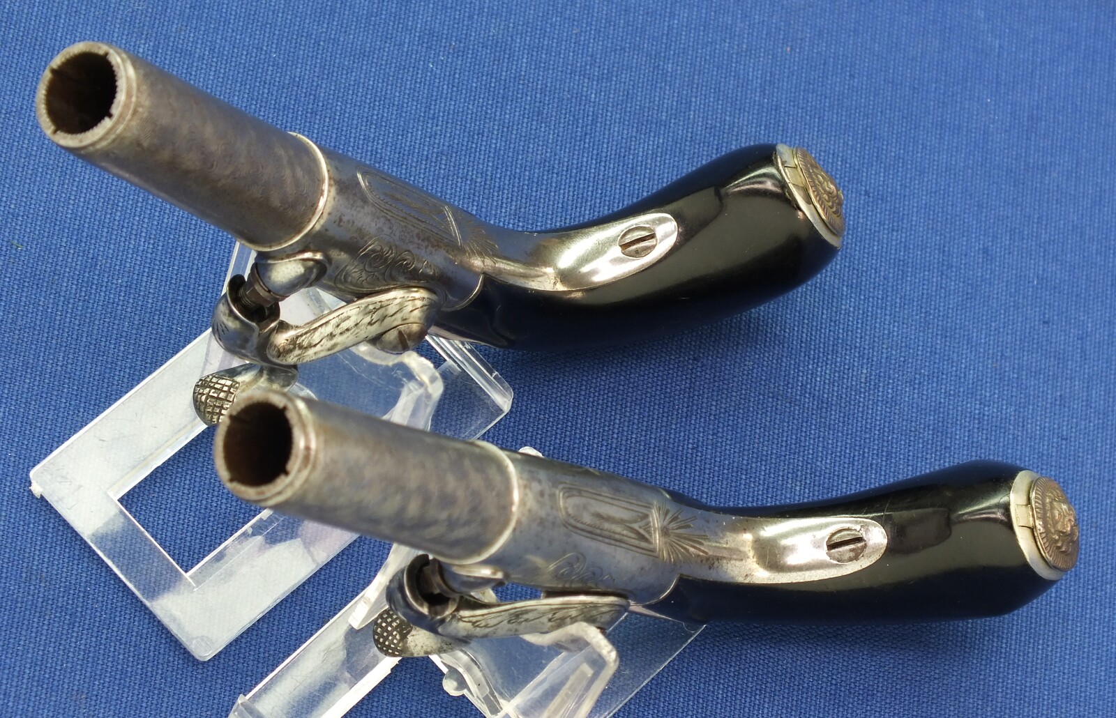 A very nice antique 19th century Cased Liege Pair Percussion Pocket Pistols, caliber 11 mm, length 16,5 cm, in near mint condition. Price 1.650 euro