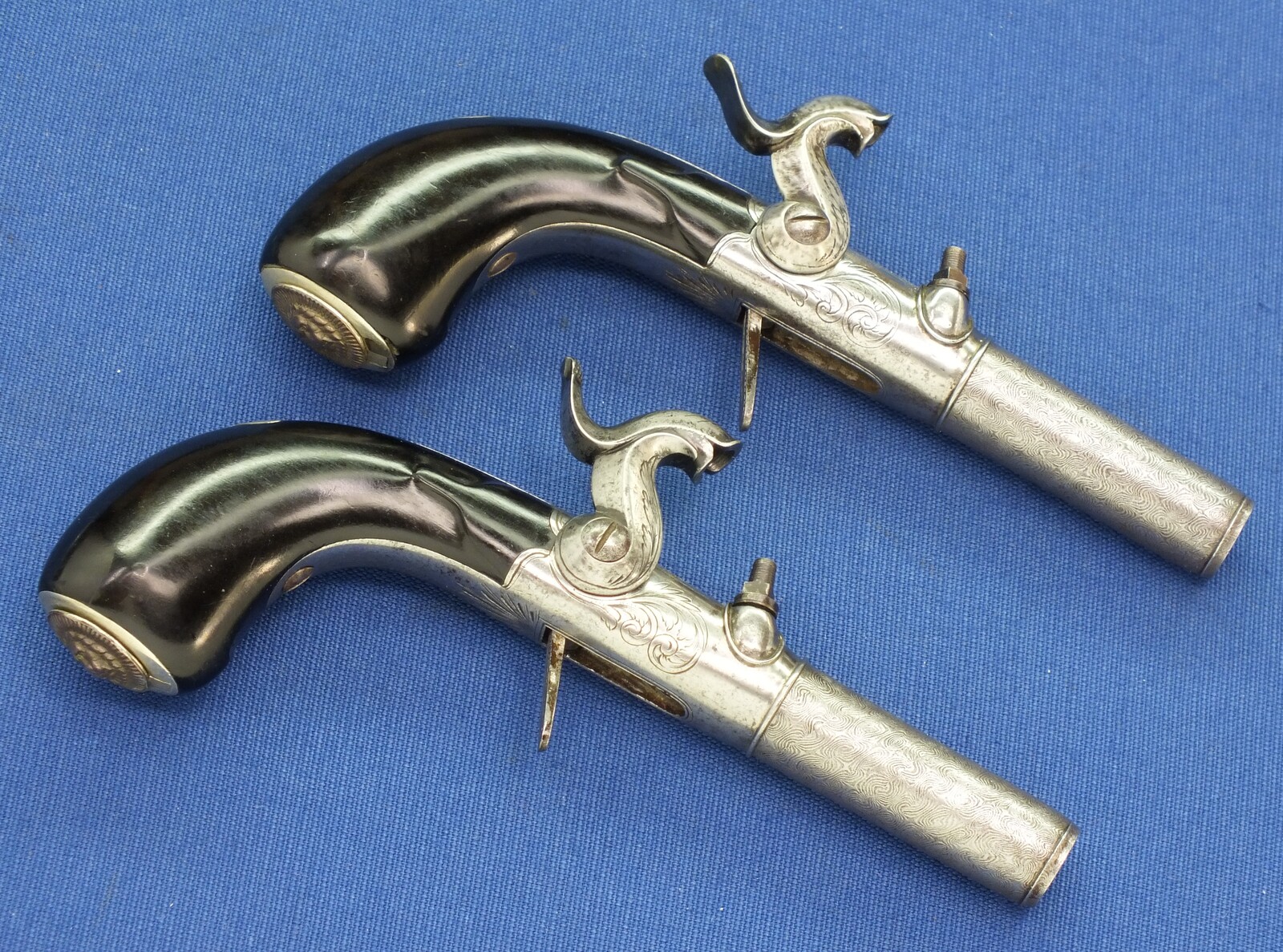 A very nice antique 19th century Cased Liege Pair Percussion Pocket Pistols, caliber 11 mm, length 16,5 cm, in near mint condition. Price 1.650 euro