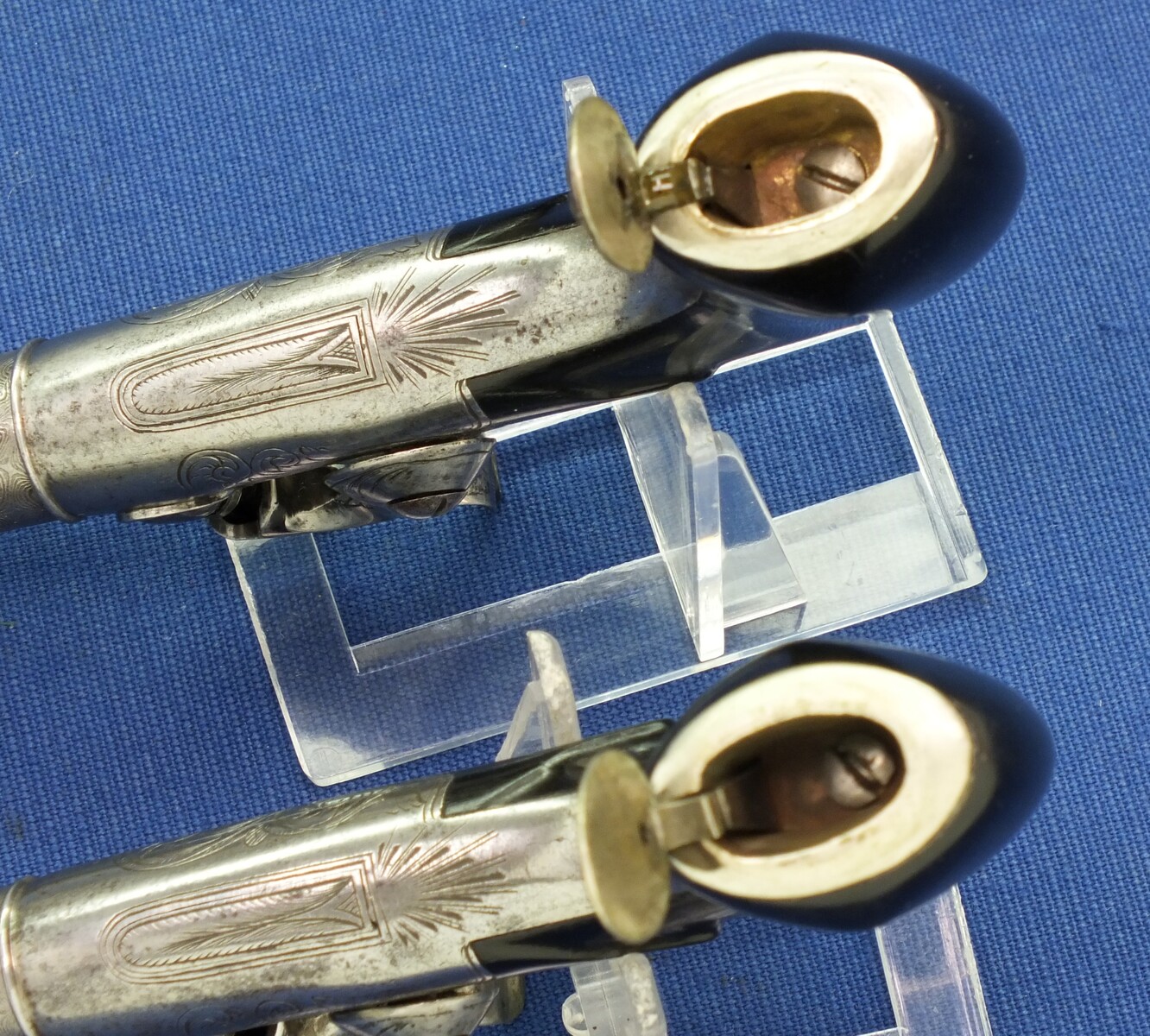 A very nice antique 19th century Cased Liege Pair Percussion Pocket Pistols, caliber 11 mm, length 16,5 cm, in near mint condition. Price 1.650 euro