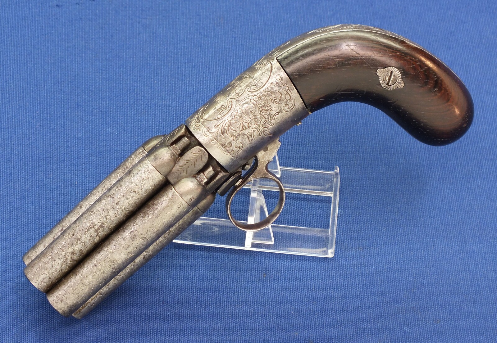 A very nice antique Belgian Liege rare 5 shot Percussion Pepperbox signed MARIETTE BREVETE, caliber 10 mm, length 20 cm, in good condition. Price 675 euro