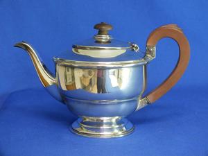 A very nice antique English Theapot, Birmingham 1937, in very good condition. Price 325 euro