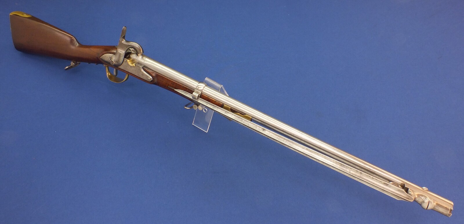 A very nice Dutch Model 1815 Marechaussee Carbine, signed J.F.J.BAR (Delft),  caliber 17,1  mm rifled, length 107 cm,  in very good condition. Price 2.950 euro