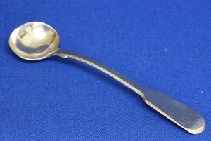 A very nice English Silver Mustard Spoon, London 1841, length 10,5 cm, in very good condition. Price 45 euro