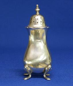 A very nice English Silver Pepper Caster, Birmingham 1907, height 10 cm, in very good condition. Price 98 euro