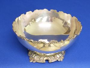 A very nice English Silver Rose Bowl, diameter 16 cm, in very good condition. Price 129 euro