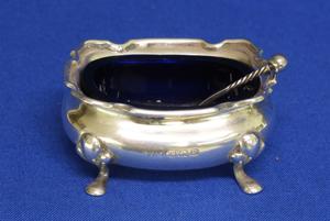 A very nice English Silver Salt Cellar with original blue glass liner, with Spoon,  height 3 cm, in very good condition. Price 95 euro