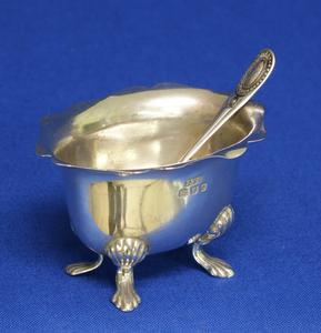 A very nice English Silver Salt Cellar with Spoon, height 4.3 cm, in very good condition. Price 110 euro