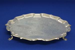 A very nice English Silver Salver, Sheffield 1956, diameter 22 cm, in  very good condition. Price 249 euro