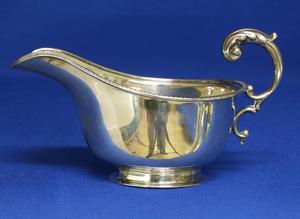 A very nice English Silver Sauce or Gravy Boat, Birmingham 1914, height 7 cm, in very good condition. Price 125 euro