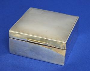 A very nice English Silver Sigaret Box, London 1931, length 9 cm, in very good condition. Price 170 euro