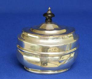 A very nice English Silver Tea Caddy, Birmingham 1898, height 10,5 cm, in very good condition. Price 595 euro