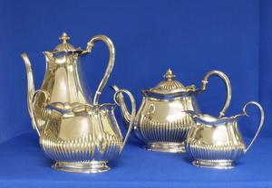 A very nice English Silver Tea & Coffee Set (four pieces),Sheffield 1955-1956, in very good condition. Price 1.950 euro