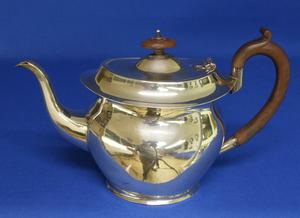 A very nice English Silver Tea Pot, Birmingham 1925, height 16 cm, in very good condition. Price 395 euro