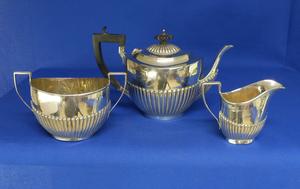 A very nice English Silver Tea Set (Three Pieces), Birmingham 1936, height teapot 15 cm, in very good condition. Price 900 euro