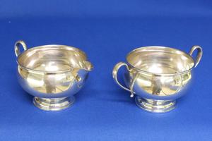 A very nice English Sterling Silver Sugar & Cream Set, height 7 cm, in very good condition. Price 98 euro