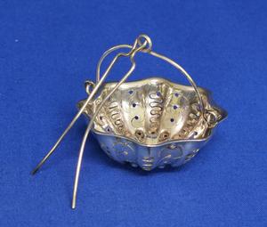 A very nice French Silver Tea Strainer Marked Christofle (Paris) , in very good condition. Price 59 euro