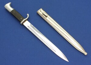 A very nice German K98 Dress Bayonet signed ROBERT KLAAS SOLINGEN, length 36,5 cm, in near mint condition. 