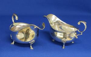 A very nice Pair of English Silver Sauce or Gravy Boats, Sheffield 1927/1929, height 8.5 cm, in very good condition. Price 395 euro