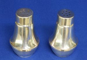 A very nice Sterling Silver Salt & Pepper Set, height 6.5 cm, in very good condition. Price 75 euro