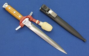 A very nice Swiss Officers Dagger Model 1943 by ELSENER SCHWYZ VICTORIA, with Officers Knot, total length 36,5 cm, in mint condition.