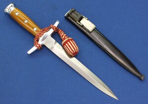 A very nice Swiss Officers Dagger Model 1943 by SIG Neuhausen, with Officers Knot, total length 36,5 cm, in near mint condition. 