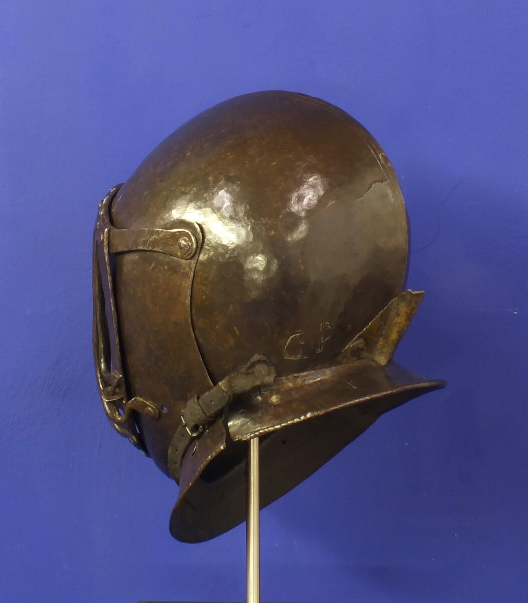 An antique 16th century Italian Tournement Helmet for the Gioco del Ponte, A mock Combat held sporadically from the Middle Ages until 1807 in the center of Pisa on a Bridge over the Arne River. In very good condition. 