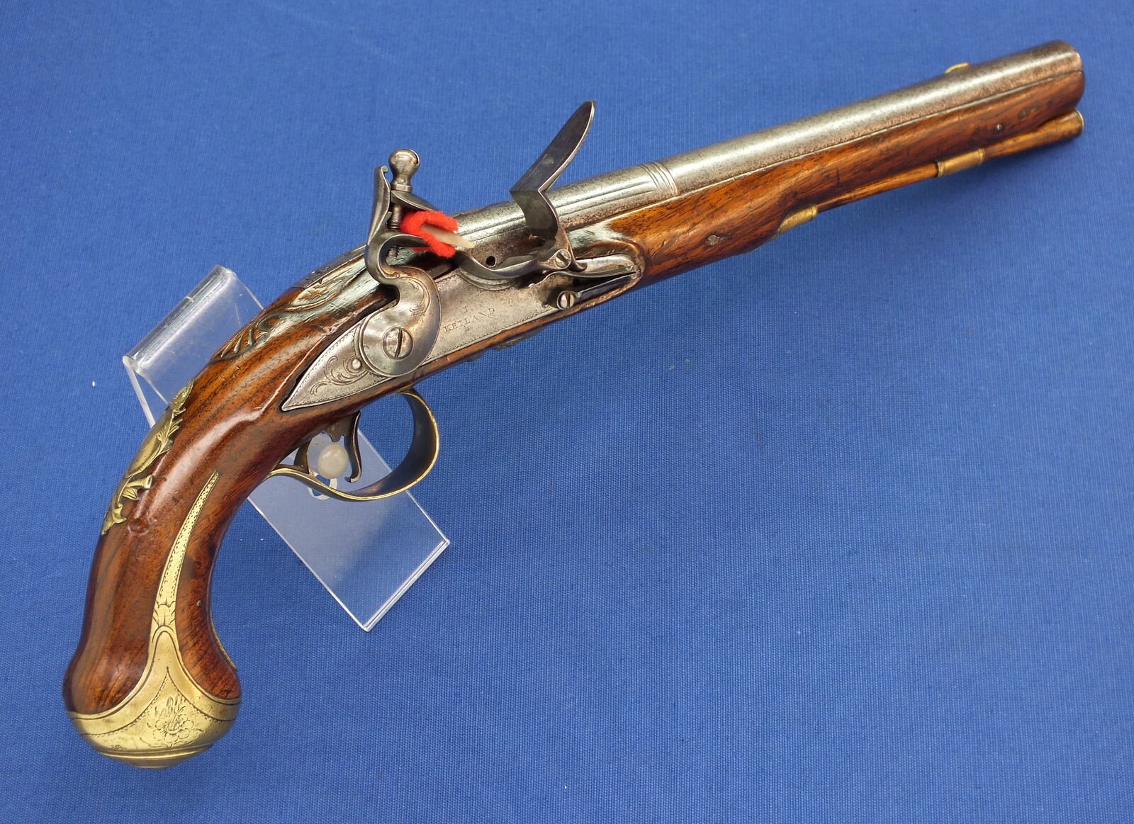 An antique 18th century Dutch/English Flintlock Pistol, lock signed T. KETLAND (Birmingham 1737-1816), barrel with Utrecht town mark, caliber 17 mm, length 40 cm, in very good condition. Price 1.650 euro