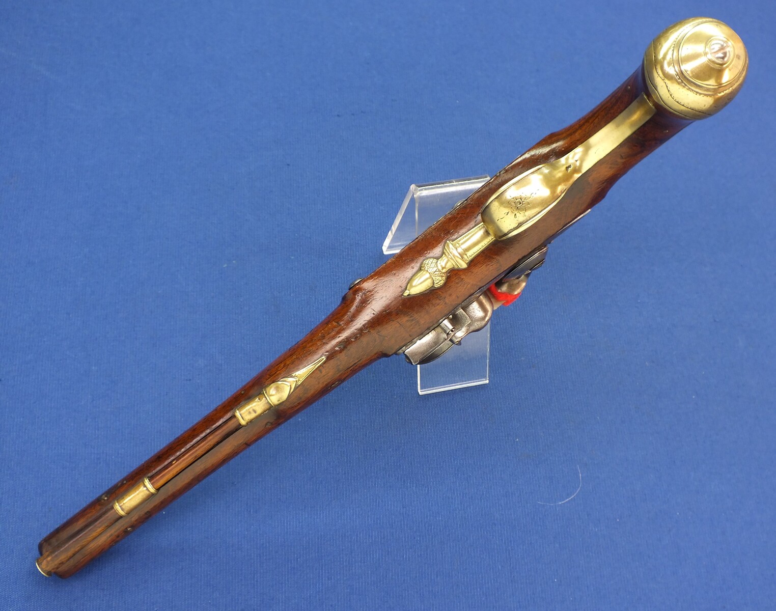 An antique 18th century Dutch/English Flintlock Pistol, lock signed T. KETLAND (Birmingham 1737-1816), barrel with Utrecht town mark, caliber 17 mm, length 40 cm, in very good condition. Price 1.650 euro