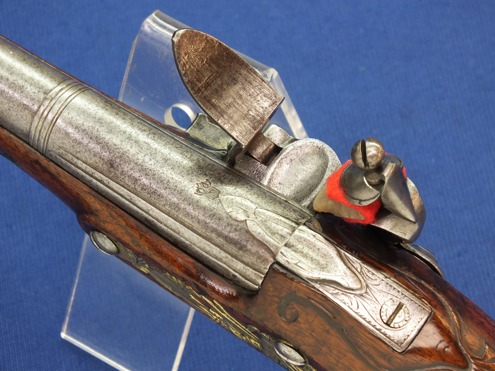 An antique 18th century Dutch/English Flintlock Pistol, lock signed T. KETLAND (Birmingham 1737-1816), barrel with Utrecht town mark, caliber 17 mm, length 40 cm, in very good condition. Price 1.650 euro