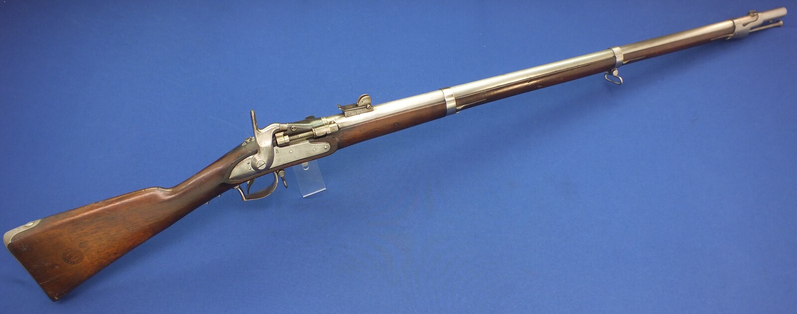 An antique 19th century Dutch Military Snider Rifle Model 1848-67. Stock signed P.STEVENS MAASTRICHT, caliber 17,5 mm, length 146 cm, in very good condition. Price 2.650 euro.