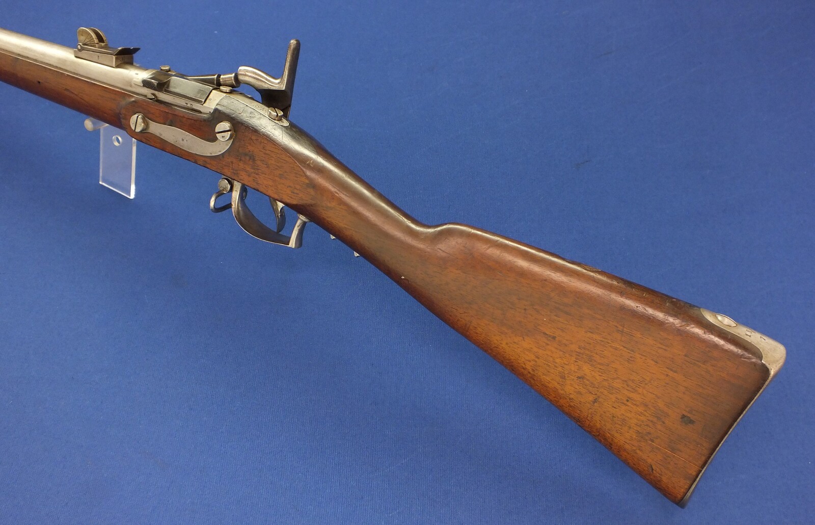 An antique 19th century Dutch Military Snider Rifle Model 1848-67. Stock signed P.STEVENS MAASTRICHT, caliber 17,5 mm, length 146 cm, in very good condition. Price 2.650 euro.