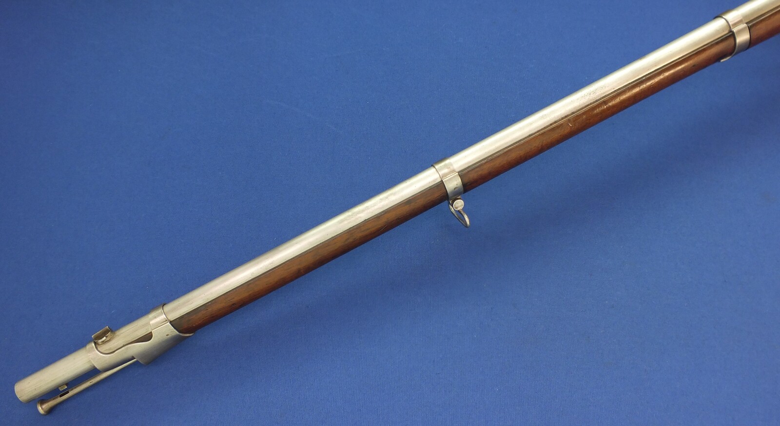 An antique 19th century Dutch Military Snider Rifle Model 1848-67. Stock signed P.STEVENS MAASTRICHT, caliber 17,5 mm, length 146 cm, in very good condition. Price 2.650 euro.