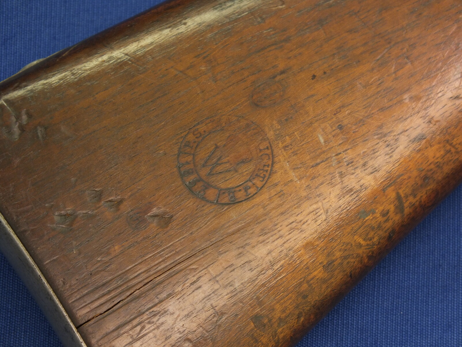 An antique 19th century Dutch Military Snider Rifle Model 1848-67. Stock signed P.STEVENS MAASTRICHT, caliber 17,5 mm, length 146 cm, in very good condition. Price 2.650 euro.