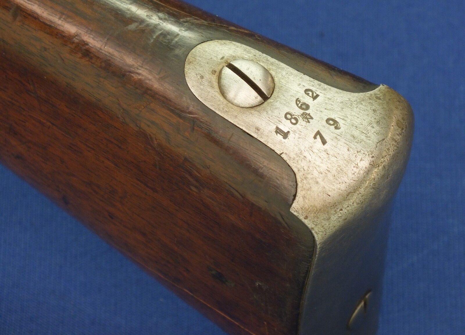 An antique 19th century Dutch Military Snider Rifle Model 1848-67. Stock signed P.STEVENS MAASTRICHT, caliber 17,5 mm, length 146 cm, in very good condition. Price 2.650 euro.