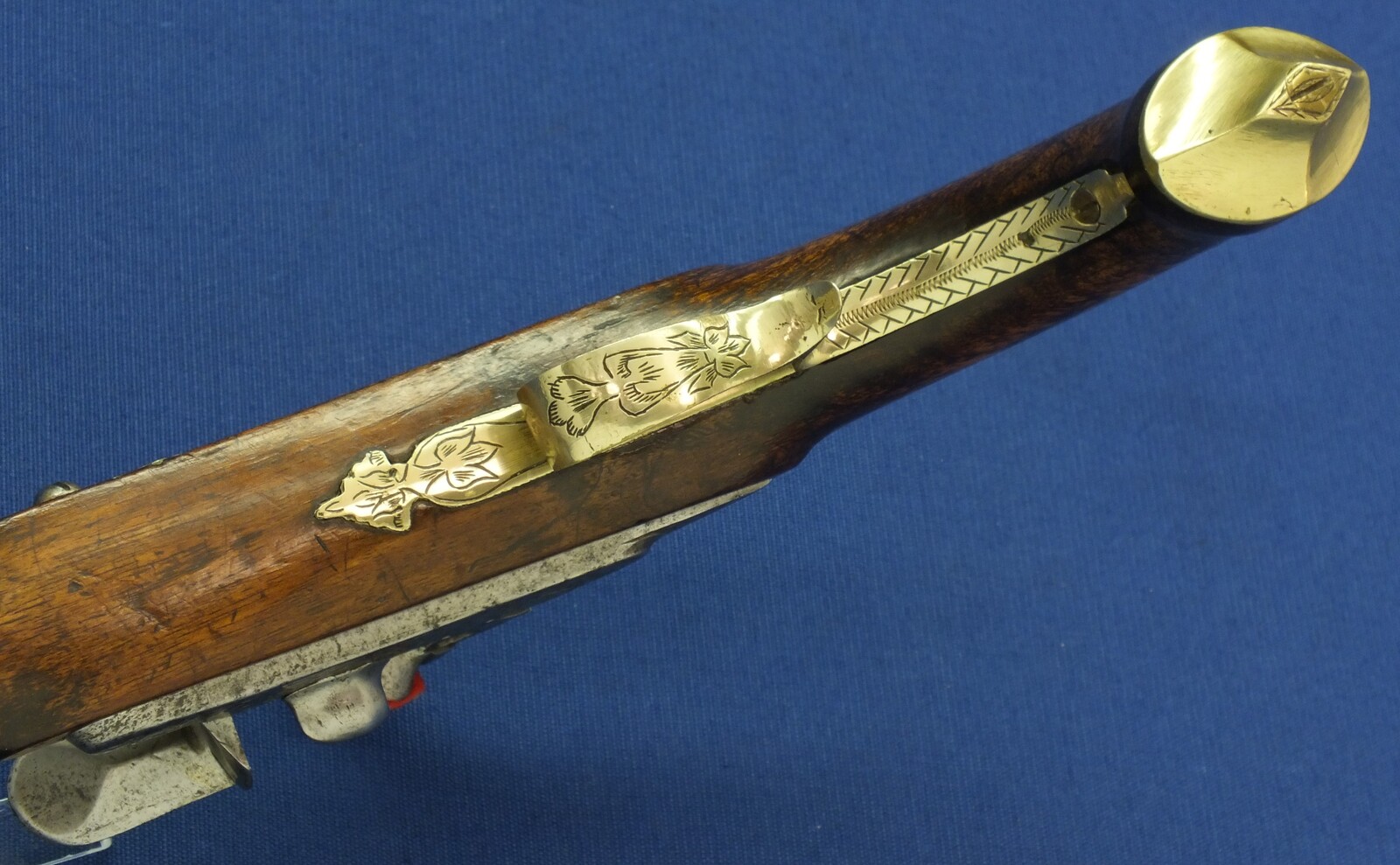 An antique 19th century Eastern Flintlock pistol with decorative gilded Brass Cannon barrel with Fish/Sea monster shaped Muzzle. Length 44cm. Caliber 14mm. In very good condition. Price 1.350 euro