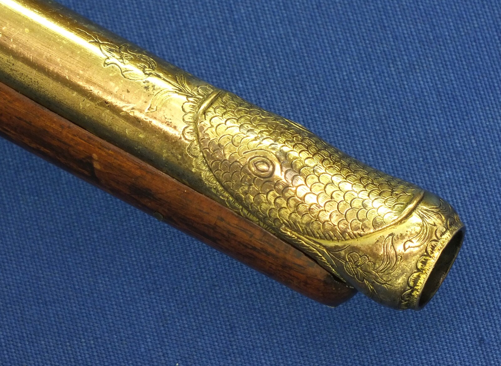 An antique 19th century Eastern Flintlock pistol with decorative gilded Brass Cannon barrel with Fish/Sea monster shaped Muzzle. Length 44cm. Caliber 14mm. In very good condition. Price 1.350 euro