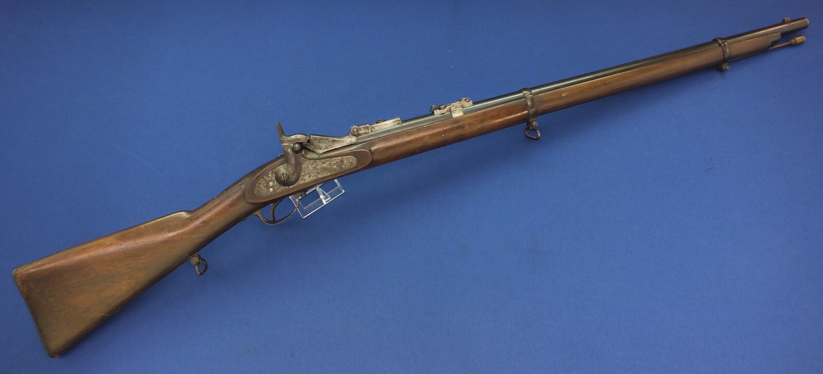 An antique 19th century Spanish Berdan Model 1857-1867 breech-loading Short Rifle. Caliber 15x41R. Length 123cm. In very good condition. Price 1.500 euro