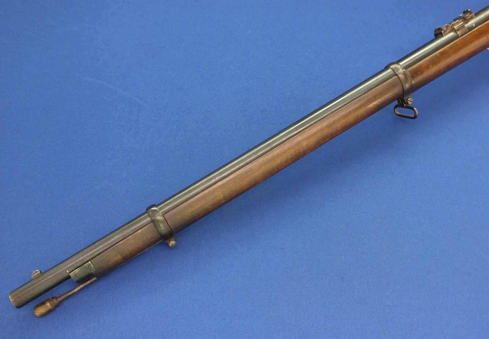 An antique 19th century Spanish Berdan Model 1857-1867 breech-loading Short Rifle. Caliber 15x41R. Length 123cm. In very good condition. Price 1.500 euro