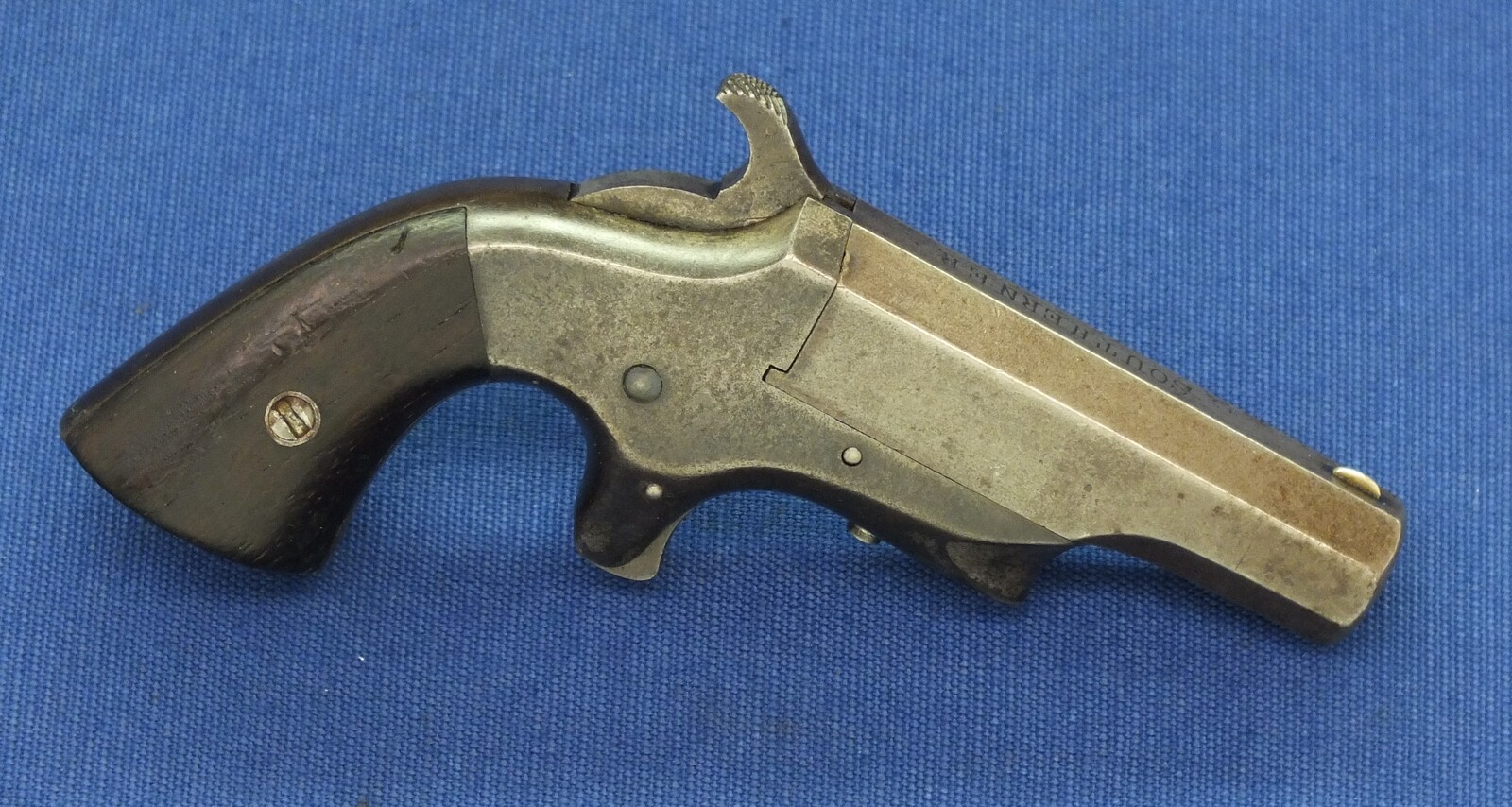 An antique American Brown Manufacturing Company Iron Frame Southener Deringer. Caliber 41 Rimfire. 2,5 inch barrel. Length 13,5cm. In very good condition. 