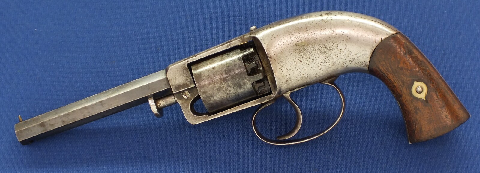 An antique American Civil War C.S. Pettengill Navy or Belt model percussion 6 shot double action Revolver. 34 Caliber, 4,5 inch barrel. In very good condition. Price 1.250 euro