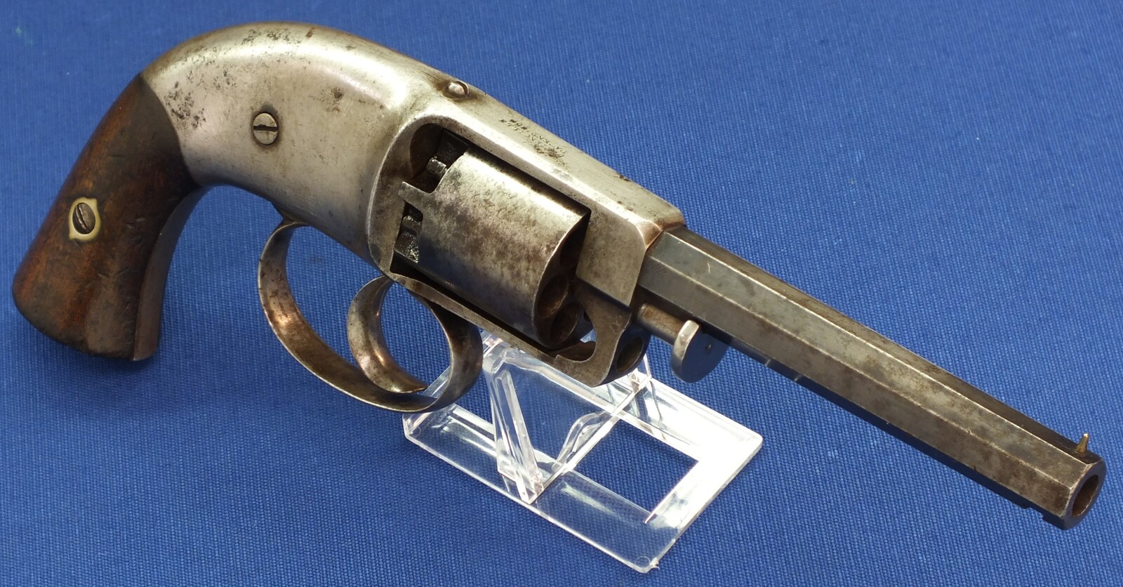 An antique American Civil War C.S. Pettengill Navy or Belt model percussion 6 shot double action Revolver. 34 Caliber, 4,5 inch barrel. In very good condition. Price 1.250 euro