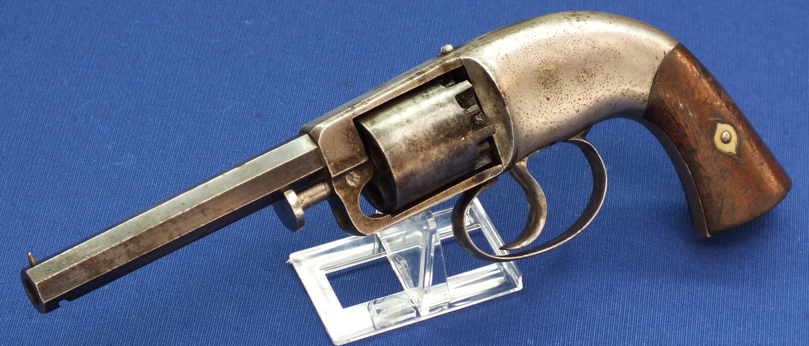 An antique American Civil War C.S. Pettengill Navy or Belt model percussion 6 shot double action Revolver. 34 Caliber, 4,5 inch barrel. In very good condition. Price 1.250 euro