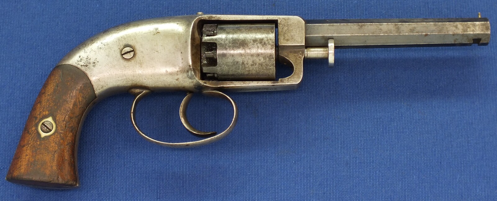 An antique American Civil War C.S. Pettengill Navy or Belt model percussion 6 shot double action Revolver. 34 Caliber, 4,5 inch barrel. In very good condition. Price 1.250 euro