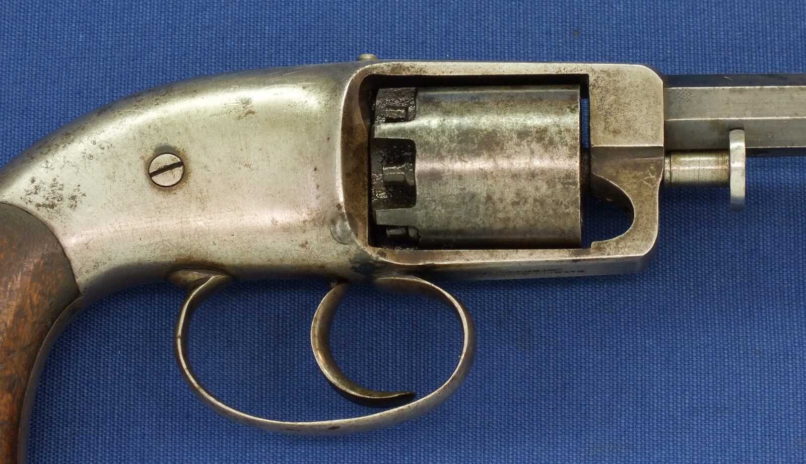 An antique American Civil War C.S. Pettengill Navy or Belt model percussion 6 shot double action Revolver. 34 Caliber, 4,5 inch barrel. In very good condition. Price 1.250 euro