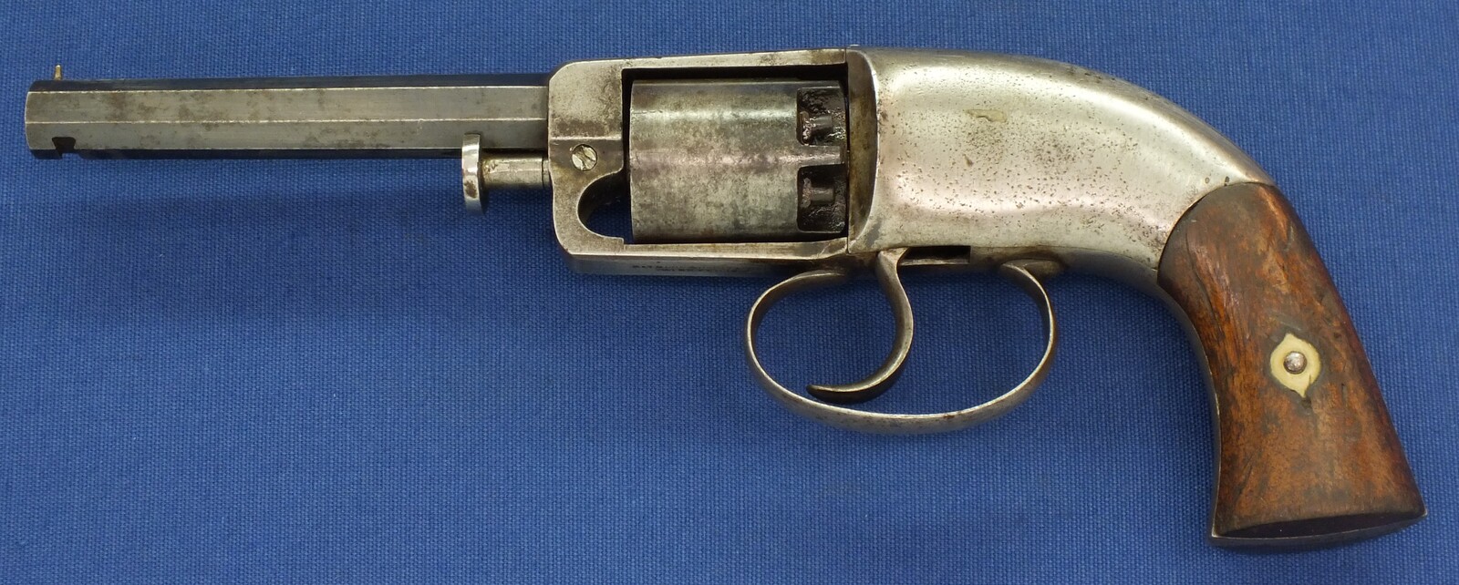 An antique American Civil War C.S. Pettengill Navy or Belt model percussion 6 shot double action Revolver. 34 Caliber, 4,5 inch barrel. In very good condition. Price 1.250 euro