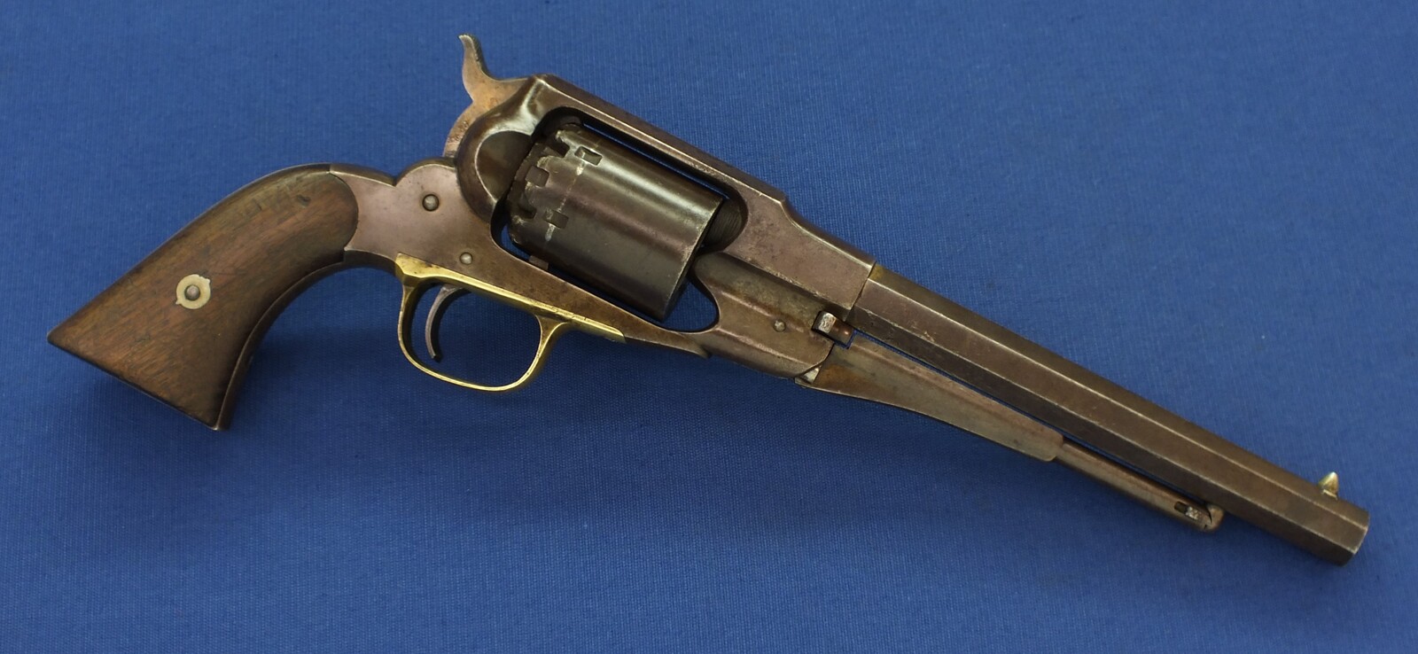 An antique American Civil War early Remington New Model Navy 6 shot .36 Caliber Single Action Percussion Revolver. 7 3/8 inch octagon Barrel. Length 35,5cm. In very good condition. Price 2.850 euro.