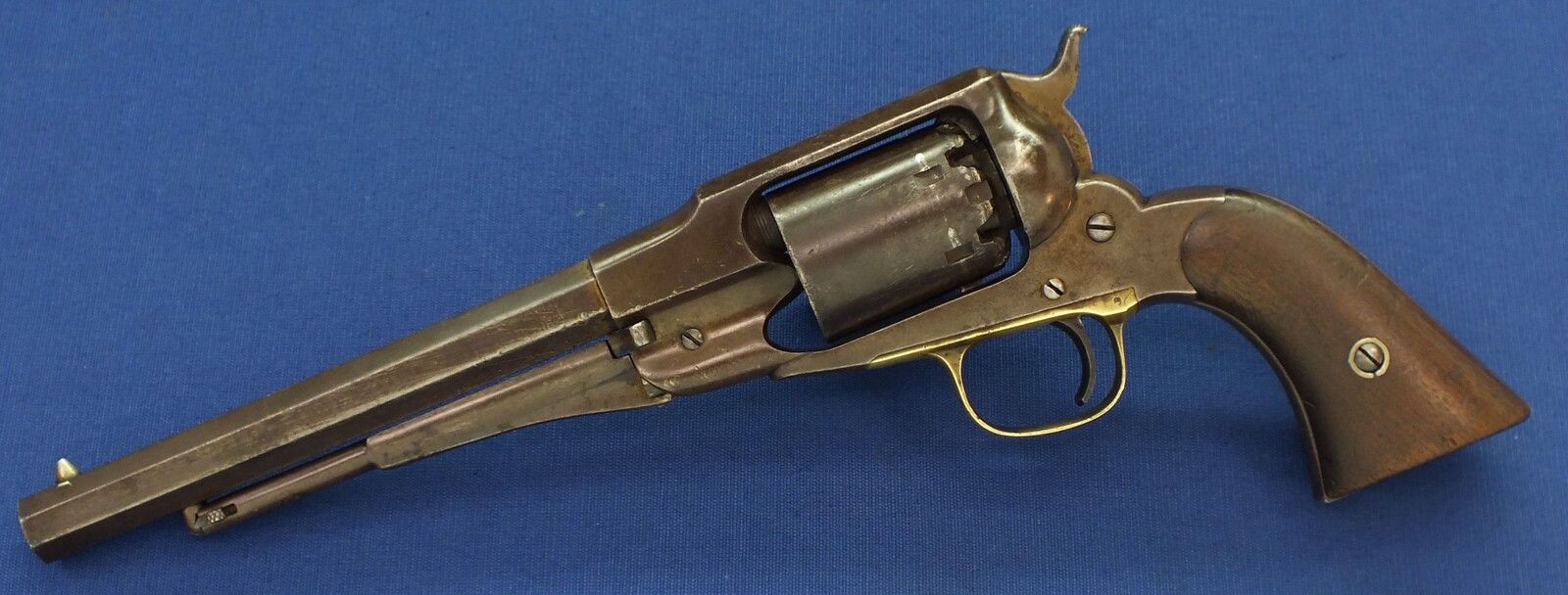 An antique American Civil War early Remington New Model Navy 6 shot .36 Caliber Single Action Percussion Revolver. 7 3/8 inch octagon Barrel. Length 35,5cm. In very good condition. Price 2.850 euro.