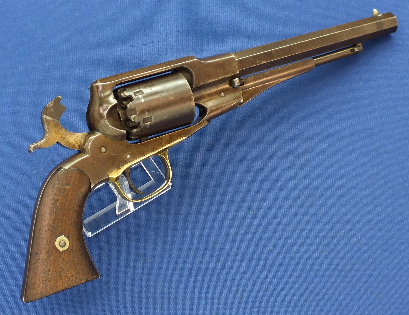 An antique American Civil War early Remington New Model Navy 6 shot .36 Caliber Single Action Percussion Revolver. 7 3/8 inch octagon Barrel. Length 35,5cm. In very good condition. Price 2.850 euro.