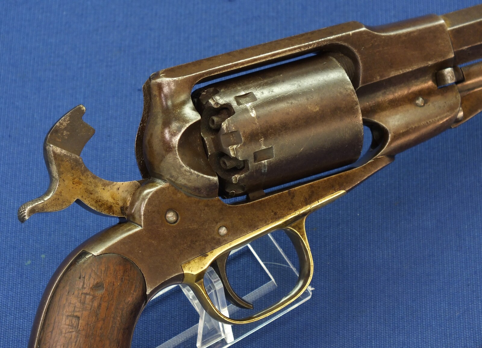 An antique American Civil War early Remington New Model Navy 6 shot .36 Caliber Single Action Percussion Revolver. 7 3/8 inch octagon Barrel. Length 35,5cm. In very good condition. Price 2.850 euro.