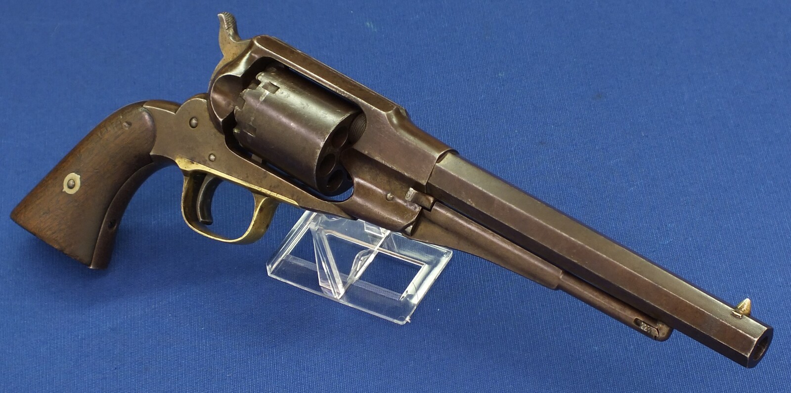 An antique American Civil War early Remington New Model Navy 6 shot .36 Caliber Single Action Percussion Revolver. 7 3/8 inch octagon Barrel. Length 35,5cm. In very good condition. Price 2.850 euro.